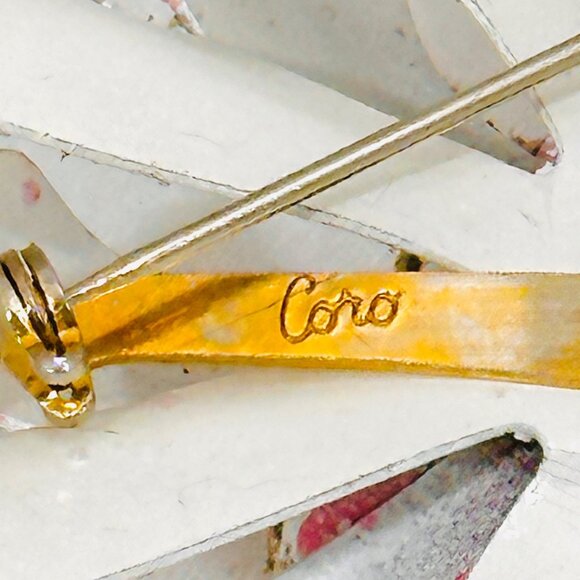 Vintage Coro Sugar Textured Enameled Flower Brooch - Picture 6 of 6